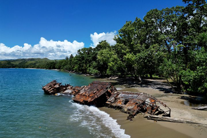 L'épave d'un bateau échoué a été rattrapée par les eaux, le 21 avril 2024 à Honiara, la capitale des îles Salomon. (SAEED KHAN / AFP)