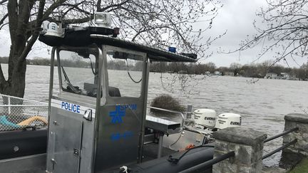 Un bateau de la police canadienne&nbsp;circule sur le fleuve Saint-Laurent, dans la province du Québec, le 8 mai 2017. (DORA GALANOPOULOS / CROWDSPARK / AFP)