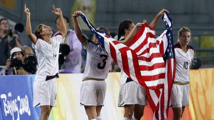 La joie des joueuses am&eacute;ricaines, victorieuses &agrave; l'&eacute;preuve de foot aux JO de P&eacute;kin (Chine), le 21 ao&ucirc;t 2008.&nbsp; (MARCUS BRANDT / DPA / AFP)