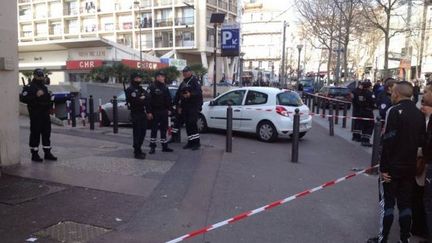 Un homme a &eacute;t&eacute; bless&eacute; par un policier, &agrave; Marseille, le 10 mars 2015. ( FRANCE 3 PROVENCE-ALPES)