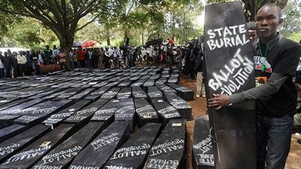 Alors que le Kenya organise des élections générales en mars, des militants de la société civile manifestent leur colère face à la loi sur la retraite des députés votée par l'Assemblée nationale, le 16 janvier 2013. (AFP PHOTO/SIMON MAINA)