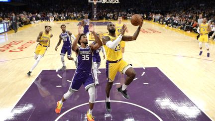 LeBron James face à Marvin Bagley III (KEVORK DJANSEZIAN / GETTY IMAGES NORTH AMERICA)