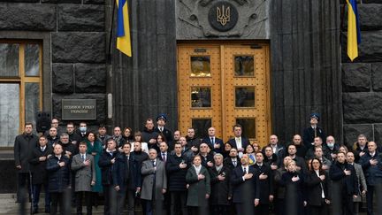 Des députés écoutent l'hymne ukrainien devant la Rada, le Parlement, à Kiev (Ukraine), le 16 février 2022. (STRINGER / SPUTNIK / AFP)