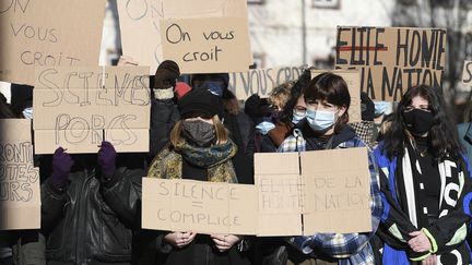 Des étudiantes manifestent devant Sciences Po Strasbourg, dans la foulée du mouvement #SciencesPorcs apparu sur Twitter, le 12 février 2021.&nbsp; (FREDERICK FLORIN / AFP)