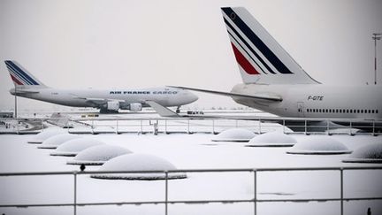 Roissy sous la neige, lundi 20 décembre 2010. (AFP - Bertrand Langlois)