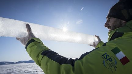 Les archives de huit glaciers ont déjà été prélevées, sous forme de carottes, en Europe, en Bolivie, en Russie. (Riccardo)