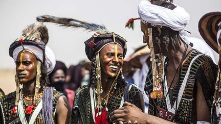 le culte de la beauté est cultivé comme un véritable art de vivre depuis des siècles. Chaque individu se doit d’avoir toujours un miroir sur lui. Même les animaux doivent être beaux. Quand un Wodaabe acquiert une vache, celle-ci doit avoir obligatoirement de longues cornes et de longs poils.  (Mario Gerth/HotSpot Media/SIPA)