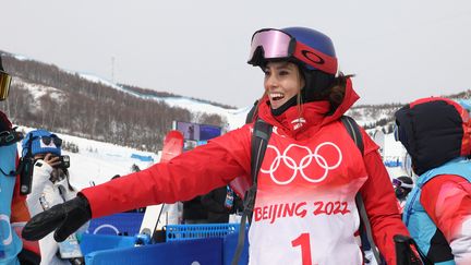 La skieuse acrobatique chinoise&nbsp;Eileen Gu, le 17 février 2022, après les qualification de halfpipe aux Jeux olympiques de Pékin. (YOSUKE HAYASAKA / YOMIURI / AFP)