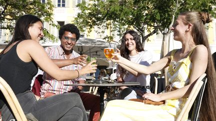 Des jeunes autour d'une table sur une terrasse d'un café à Nice (Alpees-Maritimes). (DYLAN MEIFFRET / MAXPPP)