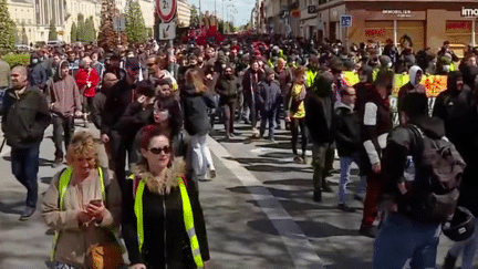 Après la promulgation de la loi sur la réforme des retraites, samedi 15 avril, les manifestations se sont poursuivies dans l’après-midi. Les syndicats veulent maintenir la pression. (France 3)