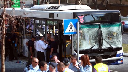 Un homme aurait &eacute;t&eacute; vu en train de jeter un sac dans le bus peu avant l'explosion, dans un bus &agrave;&nbsp;Tel-Aviv (Isra&euml;l), le 21 novembre 2012. (DANIEL BAR-ON / AFP)