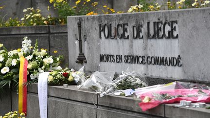 Des fleurs sont déposées devant le commissariat de Liège (Belgique), en hommage aux trois victimes d'une attaque terroriste, le 30 mai 2018. (EMMANUEL DUNAND / AFP)