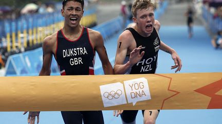 Le Britannique Ben Dijkstra (G) remporte le triathlon devant le N&eacute;o-Z&eacute;landais Daniel Hoy aux Jeux olympiques de la jeunesse &agrave; Nanjing (Chine), le 18 ao&ucirc;t 2014. (ALY SONG / REUTERS)