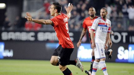 Le Rennais Mevlut Erding (à gauche en rouge), buteur comme le Lyonnais Lisandro (à droite en blanc)