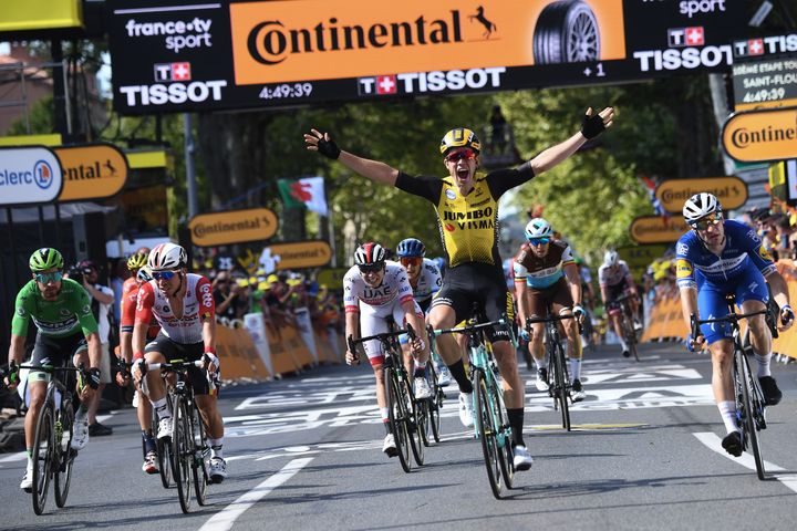 Wout van Aert remporte la 10e étape du Tour de France entre Saint-Flour (Cantal) et Albi (Tarn). (ANNE-CHRISTINE POUJOULAT / AFP)