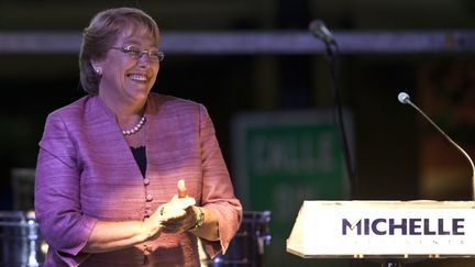 Michelle Bachelet, candidate &agrave; la pr&eacute;sidentielle chilienne, le 17 novembre 2013 &agrave; Santiago du Chili. (MARTIN BERNETTI / AFP)