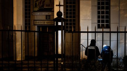 Des policiers enquêtent dans la soirée du samedi 31 octobre devant l'église orthodoxe de Lyon où un prêtre a été touché par des coups de feu.&nbsp; (JEFF PACHOUD / AFP)