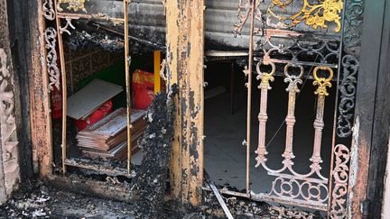 Une porte de la&nbsp;mosquée Arrahma qui a brûlé dans la nuit de jeudi à vendredi 9 avril 2021 à Nantes. (FRANCK DUBRAY / OUEST FRANCE/ MAXPPP)