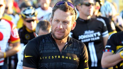 Lance Armstrong, sur la ligne de d&eacute;part du Livestrong Challenge, au Texas (Etats-Unis), le 15 octobre 2011. (GARY MILLER / FILMMAGIC / GETTY IMAGES)