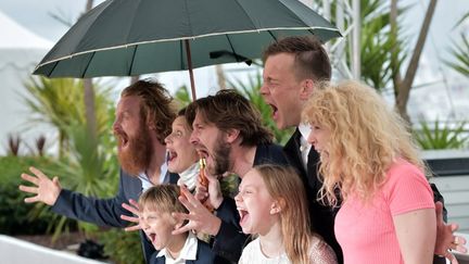 Mais ça n'affecte pas la bonne humeur de l'équipe de "Turist" : Kristofer Hivju, Lisa Loven Kongsli, Vincent Wettergren, Ruben Ostlund, Johannes Bah Kuhnke, Clara Wettergren et Fanni Metelius. 
 (BERTRAND LANGLOIS / AFP)