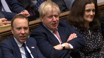 Le&nbsp;Premier ministre britannique Boris Johnson (au centre) après que son gouvernement a remporté le vote en troisième lecture du projet de loi sur l'Union européenne, à la Chambre des communes de Londres, le 9 janvier 2020. (HO / PRU / AFP)