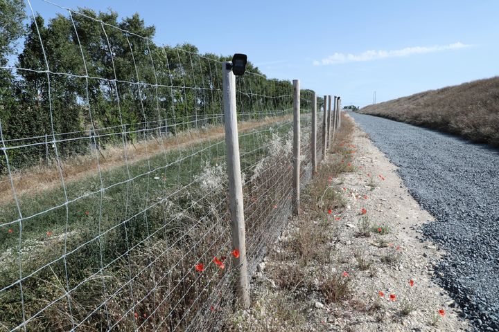 L'une des clôtures qui protège la retenue d'eau appelée "SEV17". (THOMAS BAIETTO / FRANCEINFO)