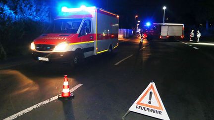 Les secours interviennent &agrave;&nbsp;Wurtzbourg (Allemagne), le 18 juillet 2016,&nbsp;apr&egrave;s une attaque &agrave; la hache dans un train. (KARL-JOSEF HILDENBRAND / DPA / AFP)