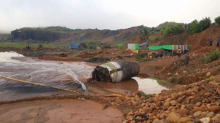 Un internaute a publié une photo de cet imposant cylindre de métal, découvert dans une zone minière birmane, jeudi 10 novembre 2016. (FREEKACHIN / TWITTER)