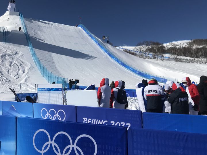 Les Bleus venus supporter Tess Ledeux en bas de la piste de slopestyle, le 14 février 2022. (AH)