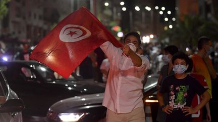 Des manifestants célèbrent la suspension du Parlement, annoncée par le président Kaïs Saïed, à Tunis (Tunisie), le 25 juillet 2021. (FETHI BELAID / AFP)