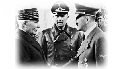 Le chef d'Etat français Philippe Pétain serre la main du chancelier allemand Adolf Hitler à Montoire-sur-le-Loir, le 25 octobre 1940. (AFP / INP)