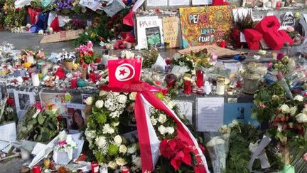 Le drapeau tunisien figure en bonne place au milieu des témoignages en hommage aux victimes des attentats, comme ici place de la République quelques semaines après.  (Laurent Ribadeau Dumas - France Télévisions)