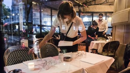 Une serveuse et un serveur dans un restaurant parisien. (VINCENT ISORE / MAXPPP)