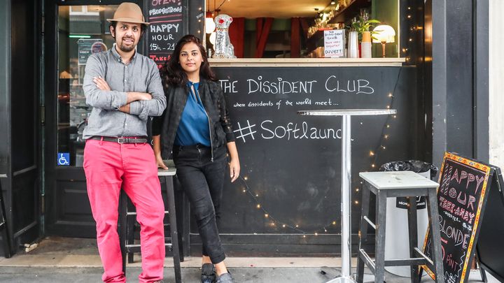 Taha Siddiqui et Sara Farid devant leur café/bar "The Dissident Club" à Paris, le 19 juin 2020. Taha Siddiqui, journaliste, lauréat du prix Albert-Londres en 2014, et fondateur de la plateforme Safenewsroom, sa femme, Sara Farid, photojournaliste et artiste, sont des réfugiés pakistanais, arrivés en France au printemps 2018. (MOHAMMED BADRA / EPA / MAXPPP)