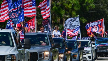 Un cortège de partisans trumpistes, le 3 novembre 2024, à West Palm Beach, en Floride. (GIORGIO VIERA / AFP)