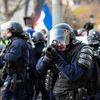 Un membre des forces de l'ordre équipé d'un lanceur de balles de défense lors de la journée de mobilisation des "gilets jaunes" à Paris le 9 décembre 2018. (KARINE PIERRE / HANS LUCAS)