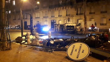 Des dégâts avenue Kléber à Paris, après les manifestations des "gilets jaunes" du 1er décembre 2018. (BENJAMIN ILLY / FRANCE-INFO)