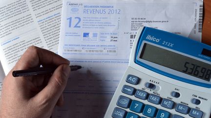 Le projet de loi de finances pour 2014, pr&eacute;sent&eacute; mercredi 25 septembre 2013, confirme une nouvelle augmentation du taux de pr&eacute;l&egrave;vements obligatoires. (MIGUEL MEDINA / AFP)