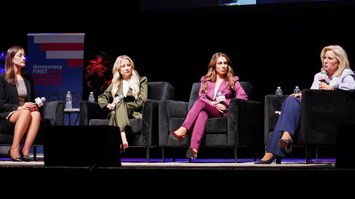 (De gauche à droite) Trois anciennes responsables de l'administration Trump, Cassidy Hutchinson, Sarah Matthews et Alyssa Farah Griffin, s'entretiennent avec l'ancienne élue républicaine Liz Cheney, le 9 octobre 2024, lors d'une conférence à Glenside (Pennsylvanie, ÉTATS-UNIS). (PAUL ZIMMERMAN / SHUTTERSTOCK / DÉMOCRATIE D'ABORD)