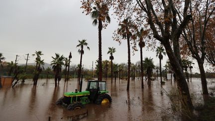 Un tracteur abandonné au milieu des inondations à&nbsp;Roquebrune-sur-Argens (Var), le 23 novembre 2019. (VALERY HACHE / AFP)