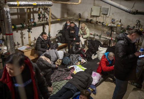 Des habitants ont trouvé refuge dans le sous-sol d'un immeuble de la capitale ukrainienne, le 25 février 2022.&nbsp; (EMILIO MORENATTI / AP / SIPA)