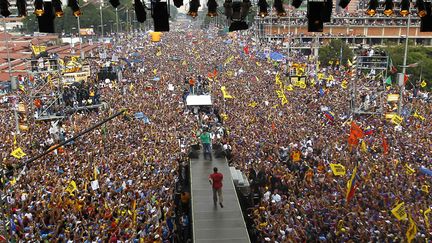 Le leader de l'opposition, Henrique Capriles (C) en meeting &agrave; Caracas (Venezuela), le 7 avril 2013. (CARLOS GARCIA RAWLINS / REUTERS)