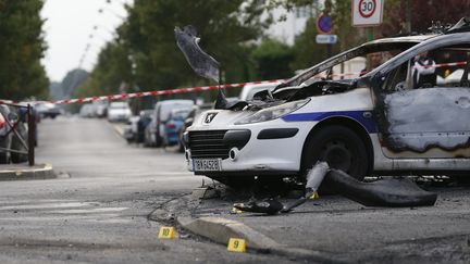 Deux policiers ont été grièvement brûlés dans l'attaque au cocktail Molotov de leur véhicule, à Viry-Châtillon (Essonne), le 8 octobre 2016. (THOMAS SAMSON / AFP)