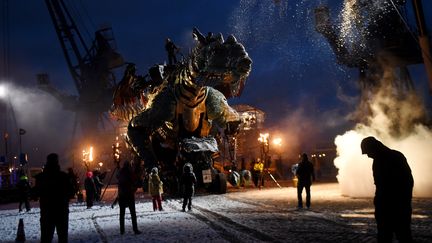 Le dragon géant&nbsp;va bientôt envahir&nbsp;les rues de Calais pour trois jours de spectacle. (FRANCOIS LO PRESTI / AFP)