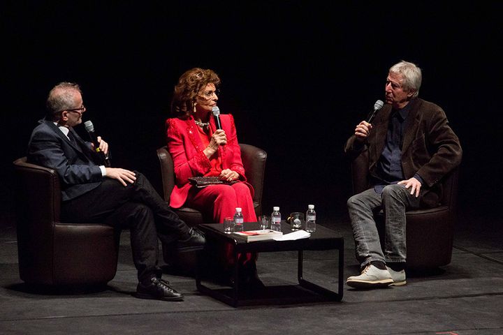 Sophia Loren répond aux questions de Régis Wargnier (d) et Thierry Frémaux (g) à l'auditorium de Lyon le 13 octobre 2015 dans le cadre de l'hommage qui lui a été rendu par le 7e festival Lumière.
 (WOSTOK PRESS/MAXPPP)