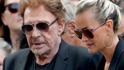 Johnny Hallyday et sa femme Laeticia aux obsèques de Mireille Darc, le 1er septembre&nbsp;2017, à Paris. (CHARLES PLATIAU/REUTERS)