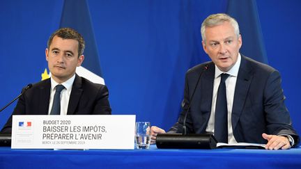 Les ministres Gérald Darmanin&nbsp;et Bruno Le Maire à Paris, le 26 septembre, lors d'une conférence de presse sur le&nbsp;projet de loi de finances pour 2020. (BERTRAND GUAY / AFP)