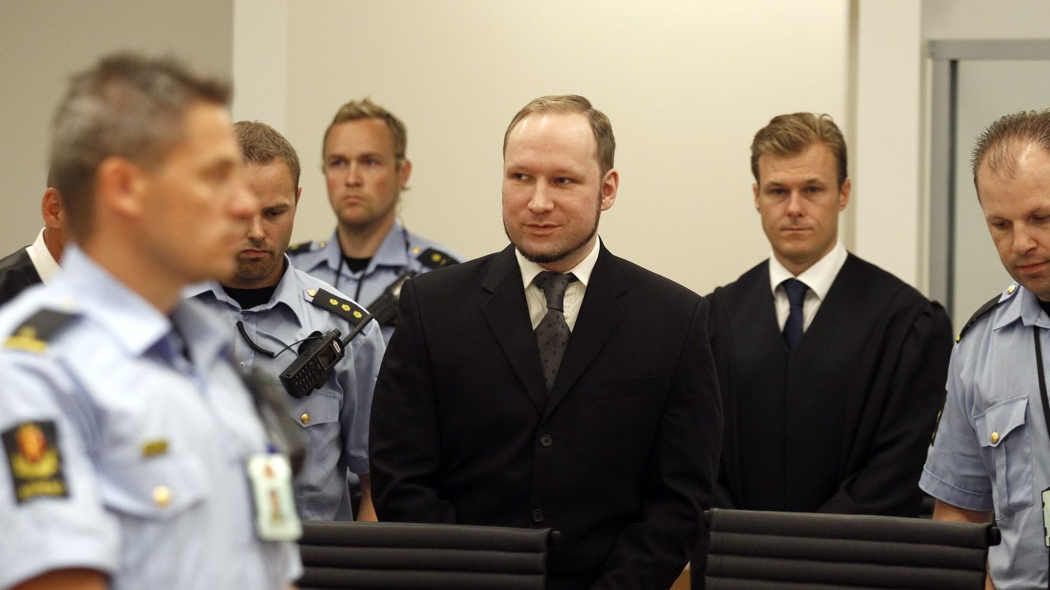 VIDEO. Anders Breivik arrive au tribunal d'Oslo, tout sourire, pour le verdict