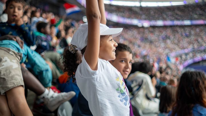 Selma, 8 ans, a laissé exploser sa joie lors de la médaille de bronze du Français Antoine Praud sur le 1500 m, le 31 août 2024, au Stade de France. (Jean-Marie Rayapen / SPF)