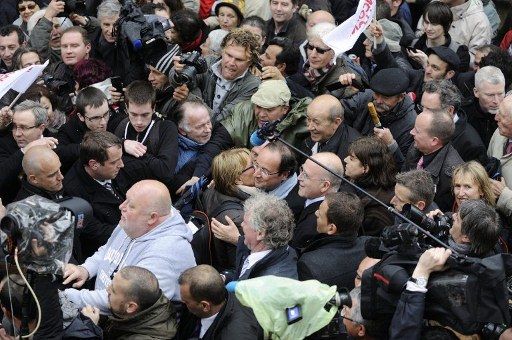 Bain de foule pour François Hollande, à Quimper, le 23 avril. (Jean-Sébastien Evrard/AFP)